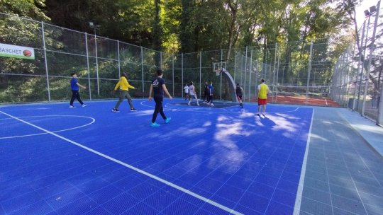 Amical între profesioniși și amatori, pe terenul de baschet refăcut de la poalele Tâmpei