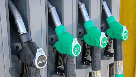 Preţurile la carburanţi continuă să scadă