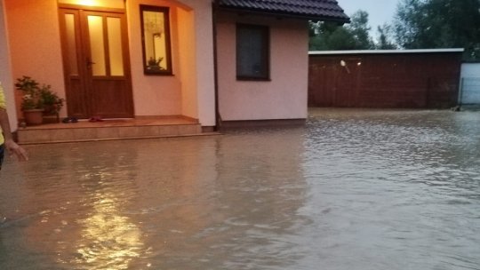 Pericolul inundaţiilor se menţine pe majoritatea cursurilor de apă din ţară