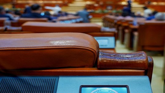 Parlamentarii români și-au desființat, ieri, pensiile speciale
