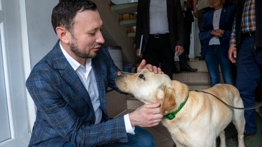 Oficialul de la Mediu a făcut cunoștință la Brașov cu Thomas, un câine specializat în identificarea urșilor