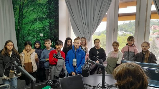 Elevii clasei a IV-a de la Liceul de Muzică „Tudor Ciortea”, fascinați de studioul de radio