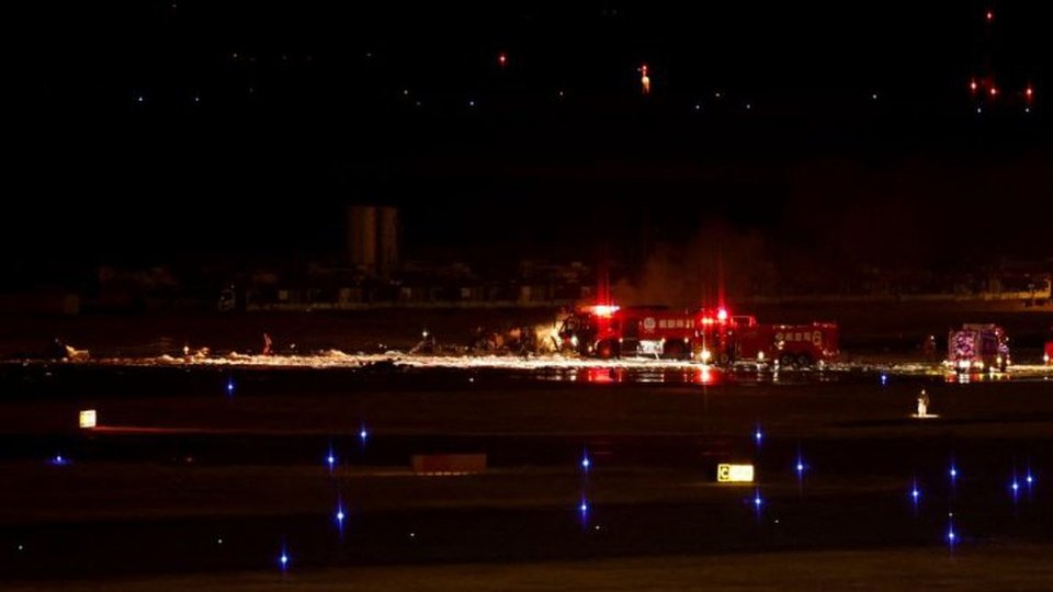 JAPONIA: Un avion de pasageri a luat foc pe aeroportul Haneda din Tokyo. 5 persoane au murit
