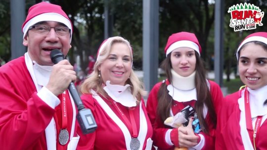 Mii de Moși Crăciun au alergat într-o cursă tradițională, la Guadalajara