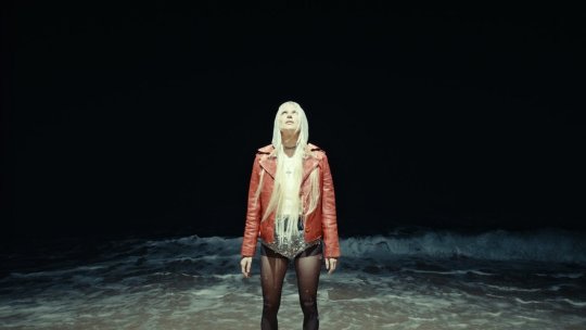 Recomandarea zilei este DARA x Satoshi - „Faruri”