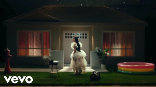 Sara James a lansat albumul de debut, „PLAYHOUSE”