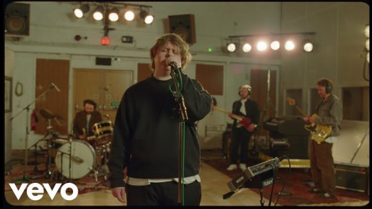 Lewis Capaldi a lansat single-ul emoționant „Something In The Heavens”