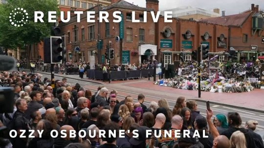 Mii de fani i-au adus un ultim omagiu lui Ozzy Osbourne, la Birmingham