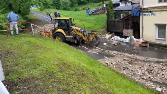 Inundații în județul Brașov. Intervenții ale pompierilor în mai multe localități | VIDEO