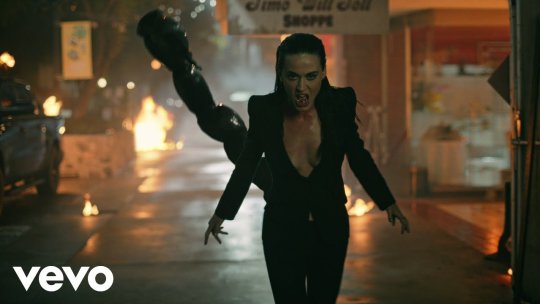 Katy Perry a lansat singleul „Watch It Burn”, care continuă povestea din „bandaids”
