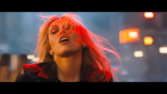 Miley Cyrus a lansat noul single „Bass Persuades”