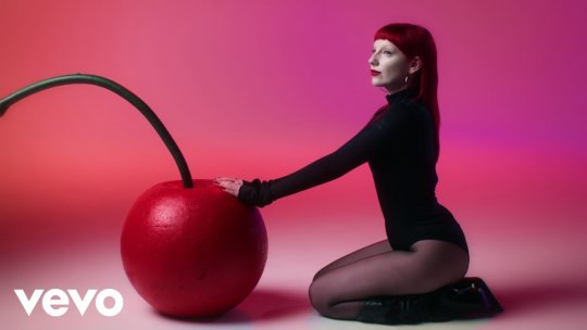 Sophie And The Giants lansează „Bad Friends” - un imn despre prieteniile toxice