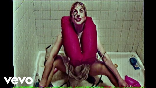 Lady Gaga a lansat albumul „Harlequin”