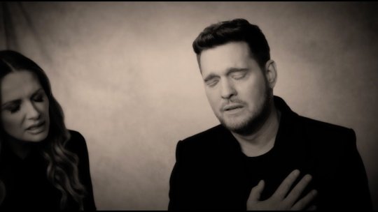 Recomandarea zilei este Michael Bublé și Carly Pearce - „Maybe This Christmas”