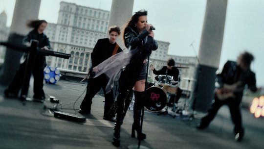 Alexandra Căpitănescu lansează o versiune live metal-rock a piesei „Choke Me” înainte de Eurovision
