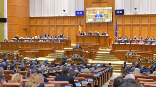 A trecut moţiunea de cenzură