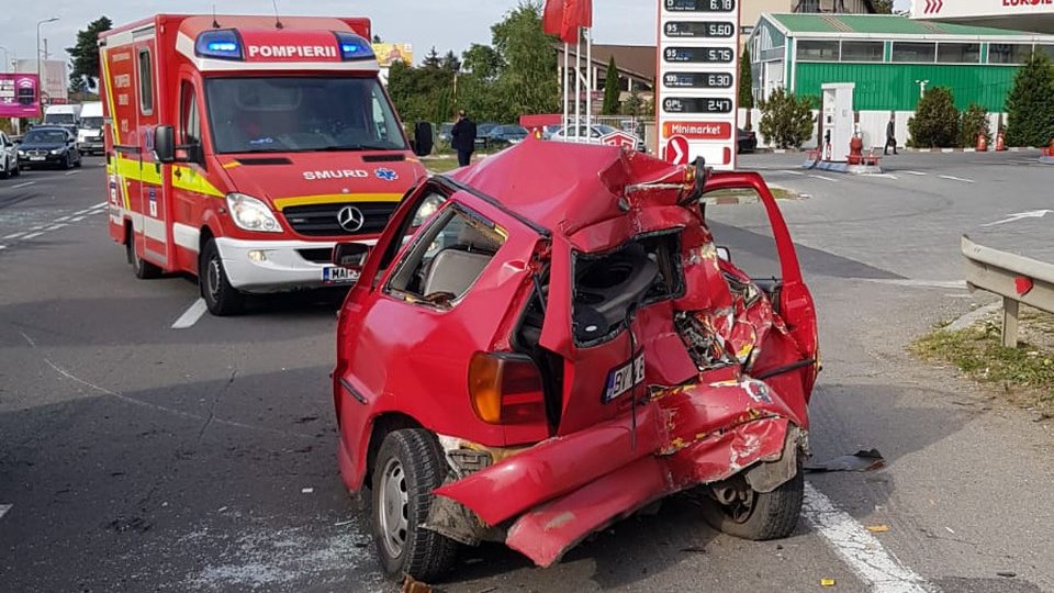 Circulaţie îngreunată pe DN 1. Un autoturism s-a ciocnit violent cu un autobuz