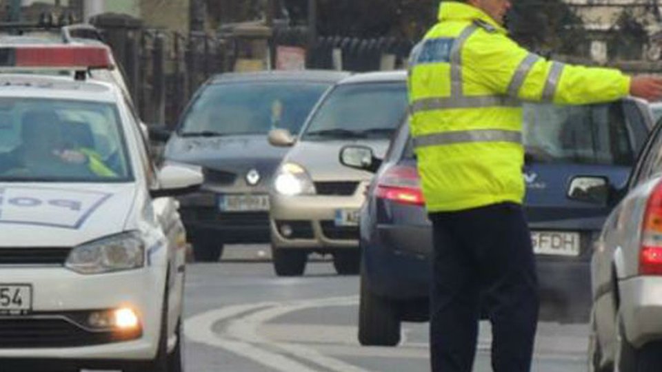 De sâmbătă, intră în vigoare legea prin care şoferii sunt pedepsiţi aspru dacă folosesc telefonul la volan
