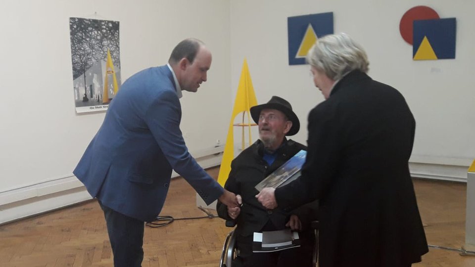 O expoziție geometrică, în culorile tricolorului, la Muzeul de Artă, Brașov