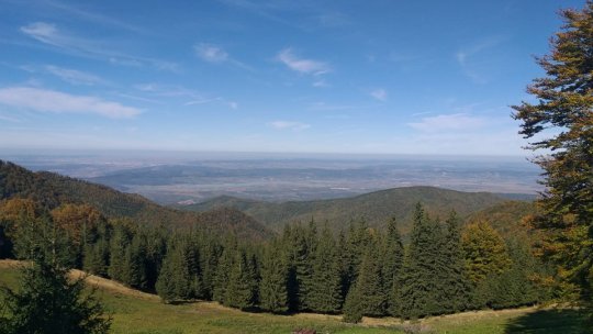 În plină toamnă, mii de turişti aleg traseele montane spre cabanele din munţii Făgăraş