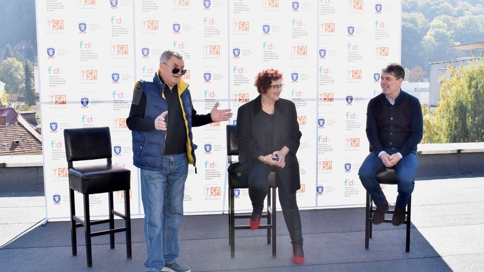 Scripcaru pe acoperiș, la propriu, a promovat Festivalul de Dramaturgie Contemporană, de luna viitoare
