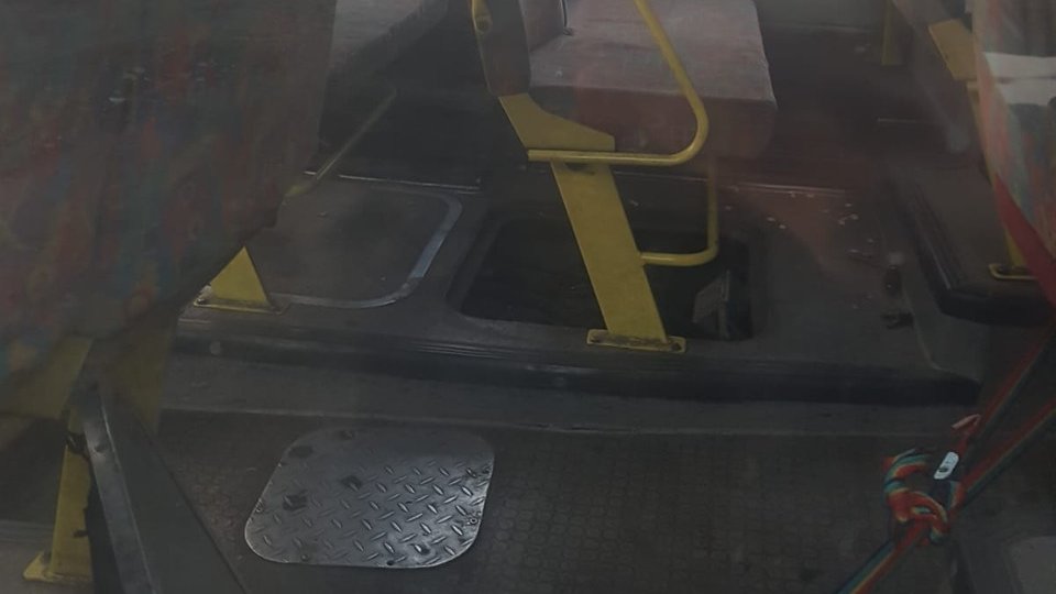 Mulți copii din județul Brașov merg la școală cu autobuze care le pun viața în pericol