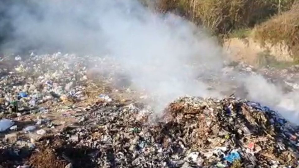 O groapă de gunoi ilegală a apărut în comuna Șercaia