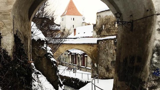 Din Piața Sfatului pe Aleea de După Ziduri, pe pietonal