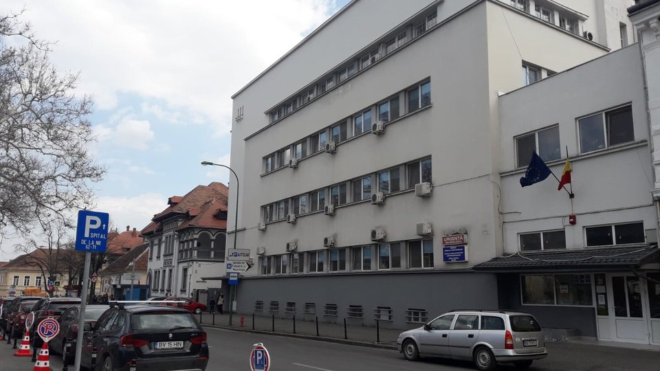 Pacient decedat, ţinut dezbrăcat, într-un sac de plastic, pe hol