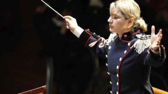 O dirijoare de fanfară militară va conduce concertul Filarmonicii, de joi