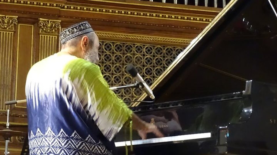 Harry Tavitian cântă pentru repararea clopotelor Bisericii din Sânpetru