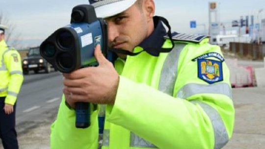 Sute de amenzi pentru şoferii vitezomani