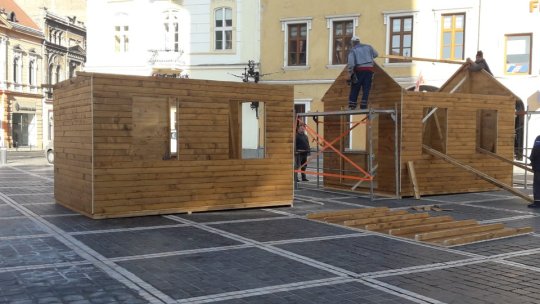 A început montarea căsuțelor de la Târgul de Crăciun din Piața Sfatului