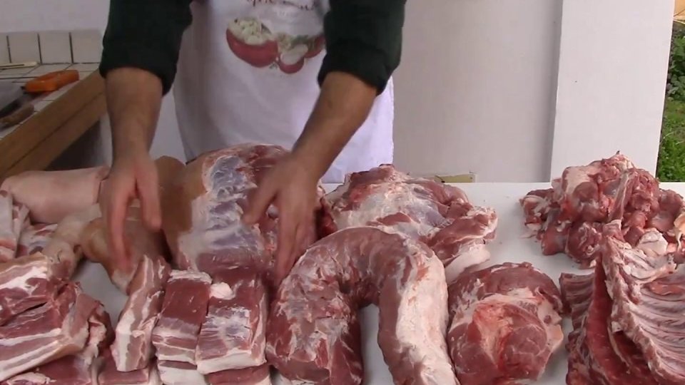 Evitați să cumpărați carne de porc din locuri neautorizate, în prag de sărbători