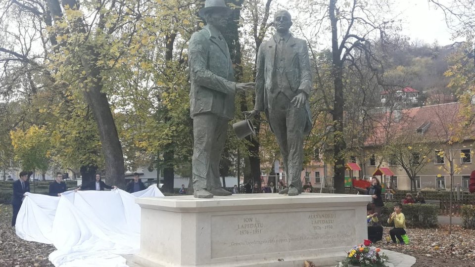 Brașovul are una dintre puţinele statui ale fraților Lapedatu din țară