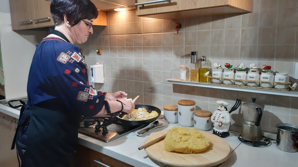 Turiştii din Vama Buzăului, întâmpinaţi cu produse tradiţionale