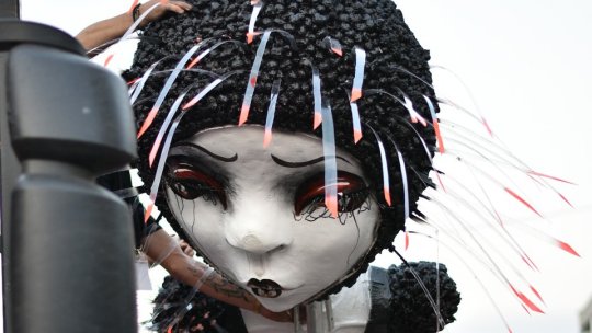 Paradă a păpuşilor gigant, în Piaţa Sfatului din Braşov