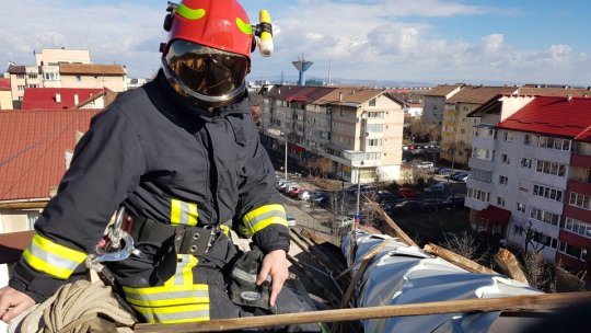 Copaci prăbușiți și acoperișuri luate de vânt în județul Brașov