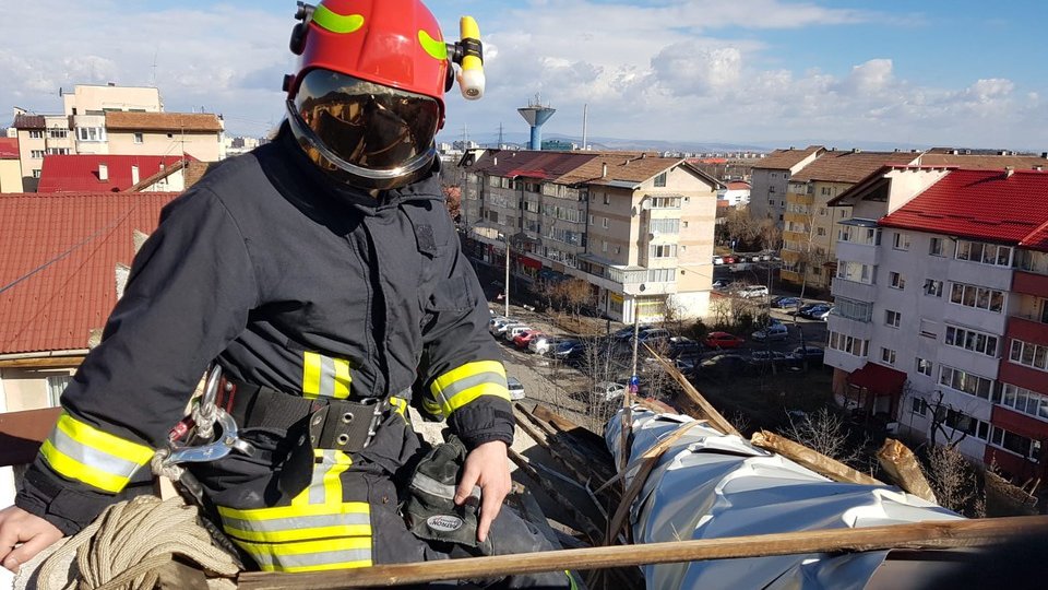 Copaci prăbușiți și acoperișuri luate de vânt în județul Brașov