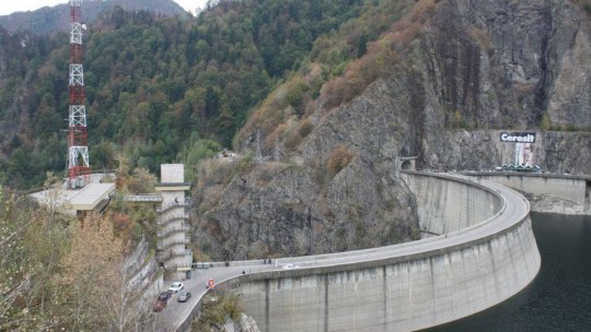 Trei noi poduri peste Olt