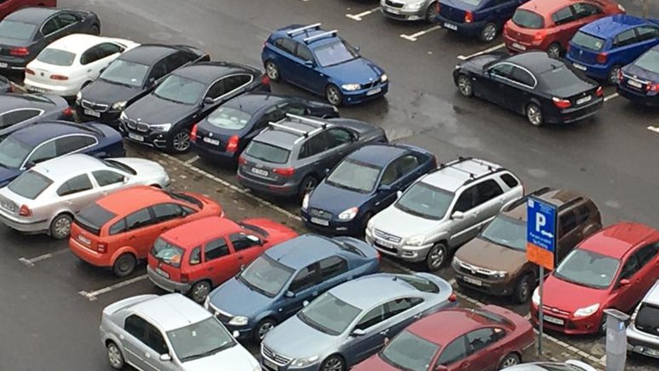 Primăria Brașov a scos la licitație locurile de parcare rămase libere în cartierele Astra I și Astra II.