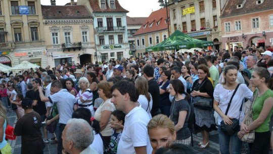 La Brașov sunt mai multe femei decât barbați, iar braşovencele aduc pe lume copii tot mai târziu