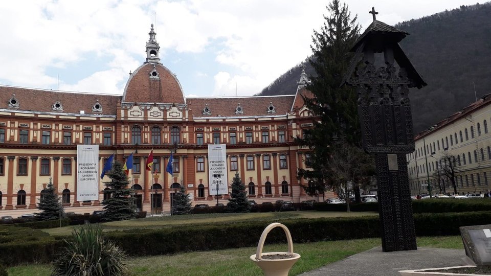 Întâlnire regională pentru integrarea romilor în societate, la Prefectura Braşov
