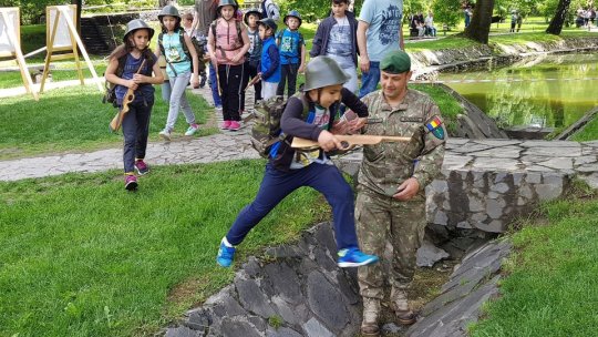 Copiii s-au distrat în curtea castelului Bran