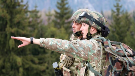 Convoaie militare pe străzile din întreaga ţară