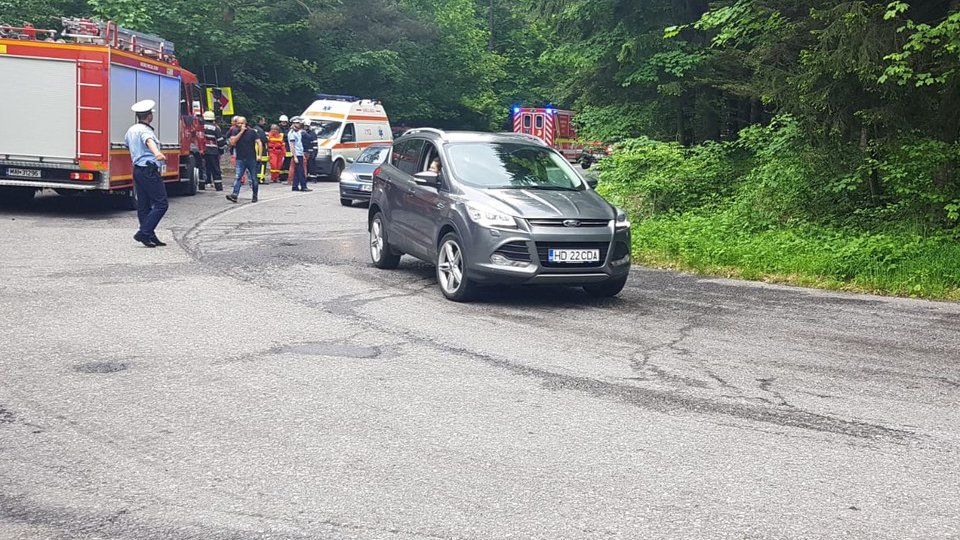 Autocar răsturnat pe DN73 între Pârâul Rece și Râșnov