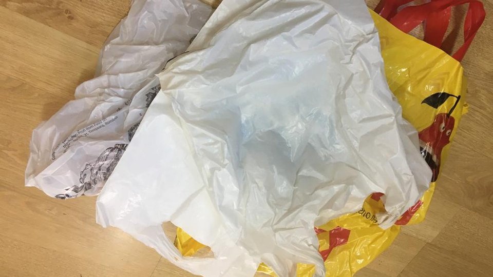 Introducerea pe piaţa naţională a pungilor din plastic subţire şi foarte subţire, cu mâner, va fi interzisă de la 1 iulie