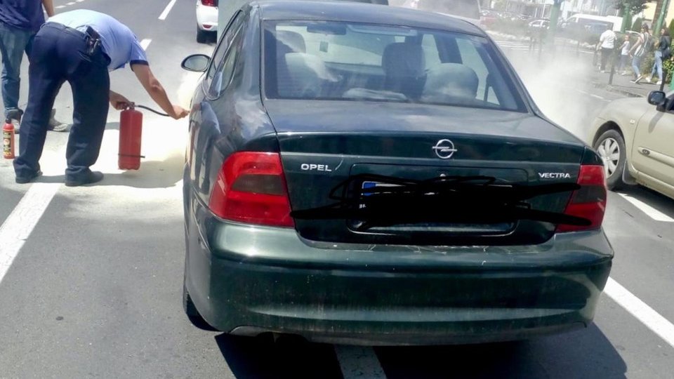 Un autoturism a luat foc, pe Iuliu Maniu