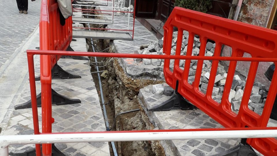 Lucrări la reţeaua de electricitate, pe strada Poarta Schei