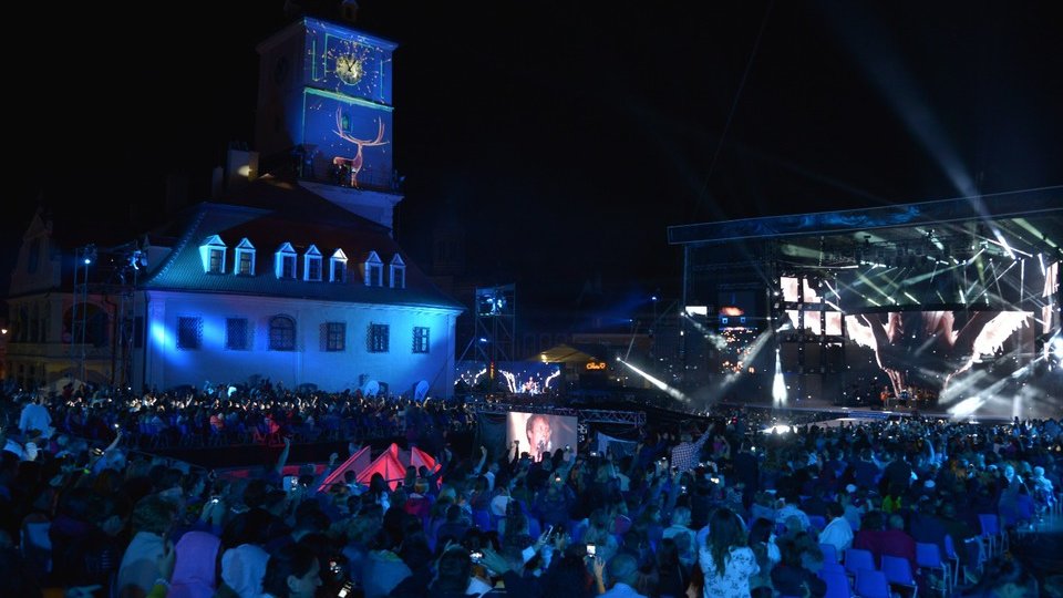 40 de ani de la primul show color al Televiziunii Române, aniversaţi la Braşov, pe scena Cerbului de Aur